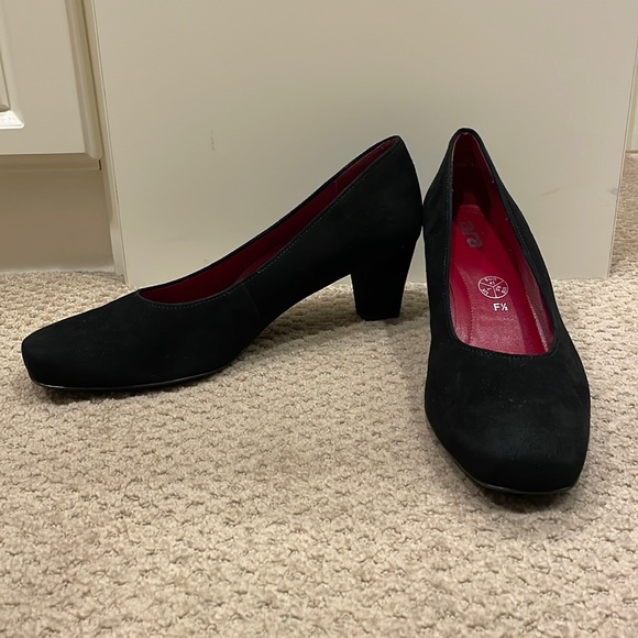 Ara Shoes - NWOT ARA women’s pump. NEVER WORN